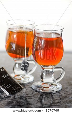 Teaglasses mit Tee auf Küche Kommode