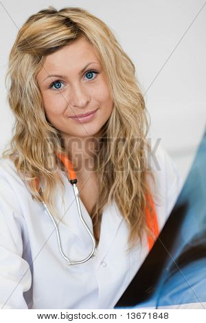 Látszó-on egy radiogram nő-orvos
