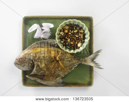 fried black pomfret with chili and sauce