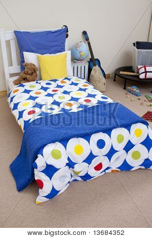 Alto ângulo do quarto do miúdo colorido, com brinquedos e uma guitarra