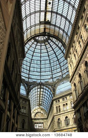 Dôme de verre dans la ville italienne de Naples