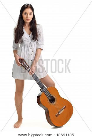 Unge smukke Brunette pige i hvid Chemise med Akustisk Guitar