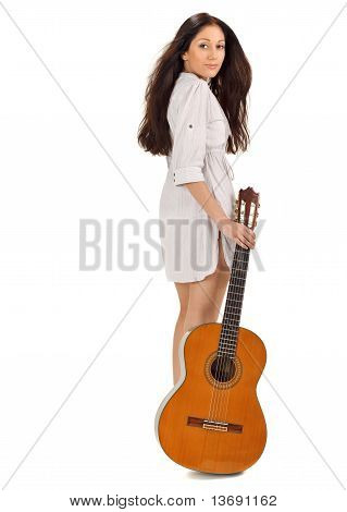 Unge smukke Brunette pige i hvid Chemise med Akustisk Guitar