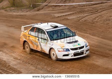 Rostov, Rússia - 05 de setembro: Uriy Volkov dirige carros de Subaru Impreza durante Rostov Velikiy Rússia