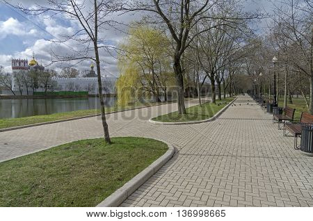 Pedestrian alley on the banks of a pond near the Novodevichy Convent. Mid-April. Moscow.