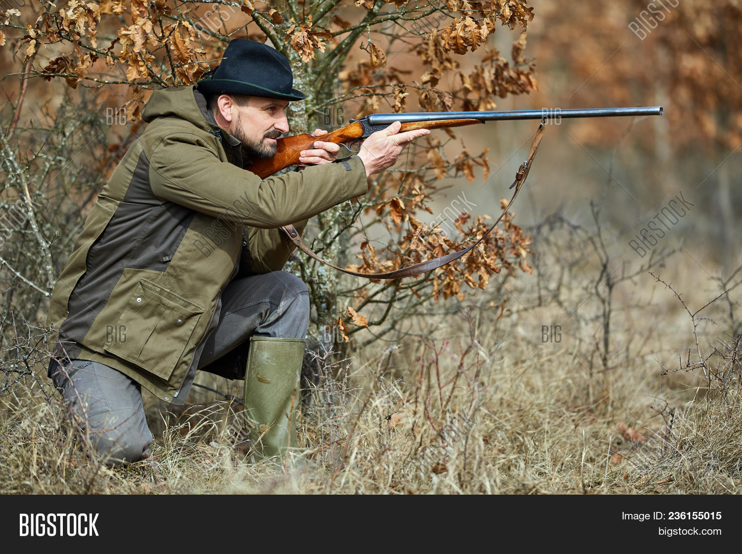 Imagen y foto Hunter Gun Forest (prueba gratis) Bigstock