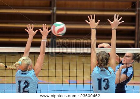 KAPOSVAR, Ungarn - SEPTEMBER 11: Zsanett Pinter (R) i aktion på den ungarske NB I. League volleyb