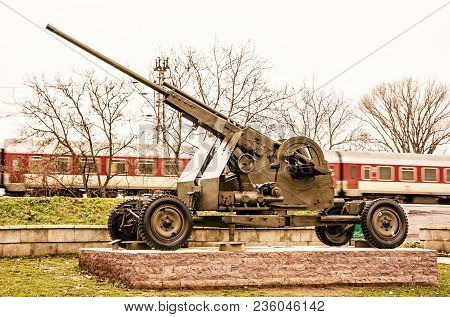 Anti-aircraft Machine Gun Of The World War Ii. War Industry. Personal Train In Motion. Weapons Theme