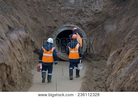 Businessman Digs A Tunnel Success Tonnel Treasure