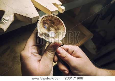 The Crucible Is A High-refractory Capacity For Heating, Drying, Incineration, Melting Looks Like Thi