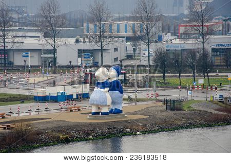 Vervoerd Amsterdam Netherlands  - 1 April 2018:  Iconic Netherlands Statue Of Kissing Couple Outside
