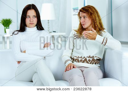 Foto de linda mujer mirando a su hija terca durante discusión