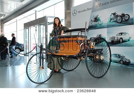 Kiev - 11 de setembro: Fase no anual Automotive-show na carro Vintage indefinido na Mercedes-benz 
