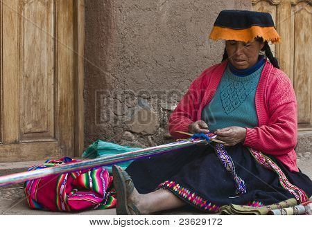 Donna peruviana di tessitura