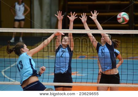 KAPOSVAR, Ungheria - 11 settembre: Kamilla Gyorbiro (R) in azione presso la volle NB I. Campionato ungherese