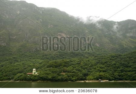 Dom w dżungli, kanion Sumidero, Chiapas Mexico