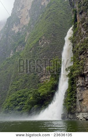 Wodospad z Rock kanion Sumidero, Chiapas Mexico