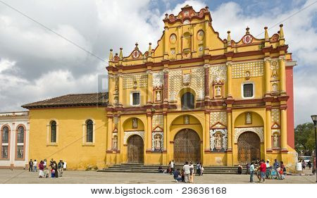 Iglesia de amarillo en San Cristóbal las Casas, Chiapas Mexico