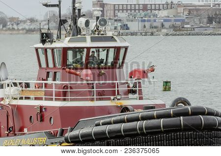 New Bedford, Massachusetts, Usa - April 8, 2018: Tug Buckley Mccallister Approaching New Bedford Hur