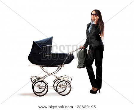 Belle femme poussant un landau