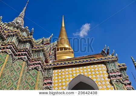 Zlatá Pagoda a Stupa na Wat Pra Kaew