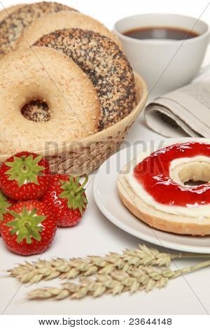 Petit déjeuner avec des Bagels frais