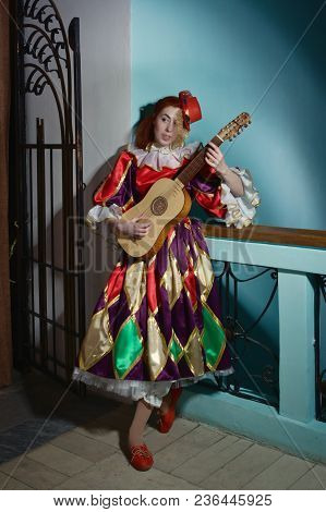 Colombina  Plays Vihuela