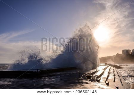 Photo Picture Of A Big Wave In The Ocean