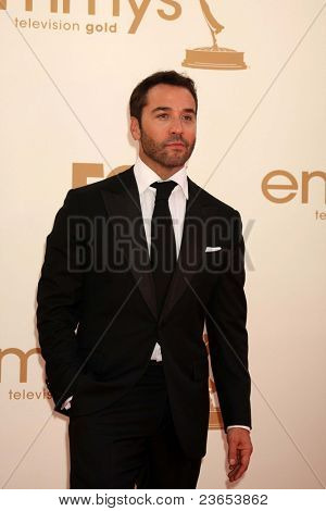 LOS ANGELES - SEP 18: Jeremy Piven příchodu na 63 Primetime Emmy Awards v Nokia Theatre v S