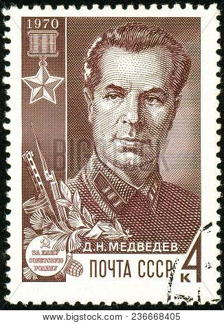 Ukraine - Circa 2018: A Postage Stamp Printed In Ussr Show Portrait Of Partisan, Hero Of The Soviet 