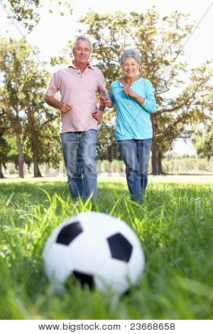 Coppia senior giocare a calcio
