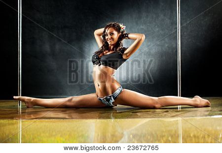 Ballerino giovane donna sexy sullo sfondo della parete.