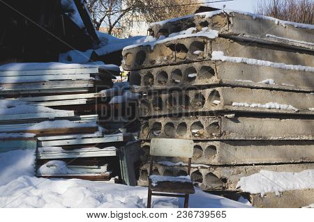 Old Concrete Ceilings, Set By The Post After The Demolition Of The Dilapidated Dilapidated House. Di