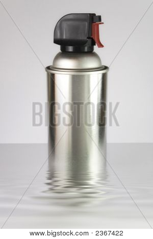 Weiß-Spray auf dem Wasser