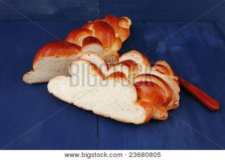 sladký chléb: francouzský chléb řezy nad modrý dřevěný stůl