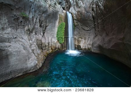 Cascata nel canyon