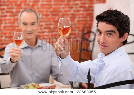 Mænd spiser frokost i en restaurant