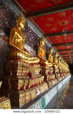 ทองพระพุทธรูปที่ระเบียง วัดสุ ไทย