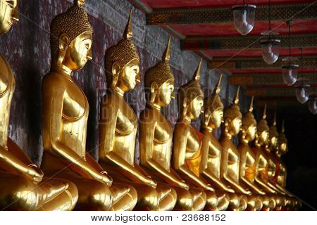 ทองพระพุทธรูปที่ระเบียง วัดสุ ไทย