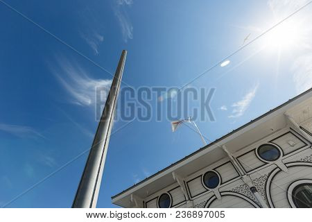 Brighton, United Kingdom - August 1, 2017: Spire And Flag And Ticket Office Building Of British Airw