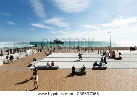 Brighton, United Kingdom - August 1, 2017: People Watching The Performance Of A Puppet Theater On Th