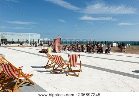 Brighton, United Kingdom - August 1, 2017: People Watching The Performance Of A Puppet Theater On Th