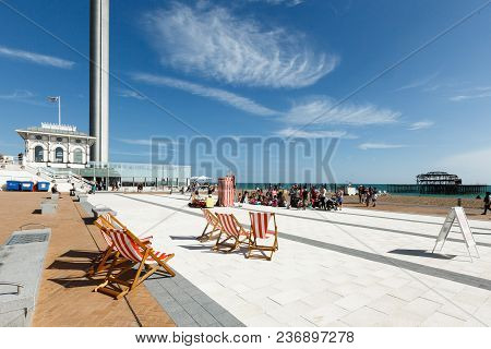 Brighton, United Kingdom - August 1, 2017: People Watching The Performance Of A Puppet Theater On Th