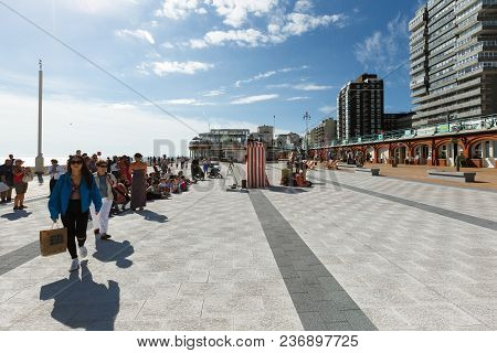 Brighton, United Kingdom - August 1, 2017: People Watching The Performance Of A Puppet Theater On Th