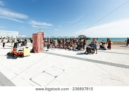 Brighton, United Kingdom - August 1, 2017: People Watching The Performance Of A Puppet Theater On Th