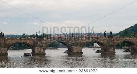 Udsigt over Karlsbroen i tjekkisk Zlata Prag