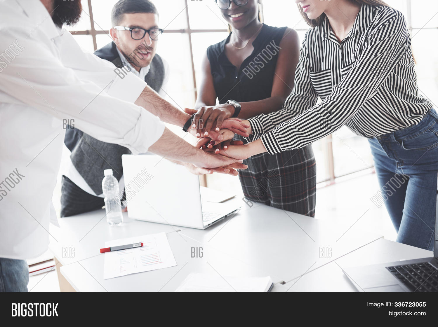 Люди на конференции. Event held. Agreement photography. Арт вечеринка painty. Event held.