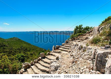 Vista del paisaje hermoso de la naturaleza de la fortaleza de St. Michael en Croacia