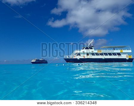 Half Moon Cay/bahamas-10/31/19: A Glass Bottom Boat Shore Excursion In Front Of The Holland America 