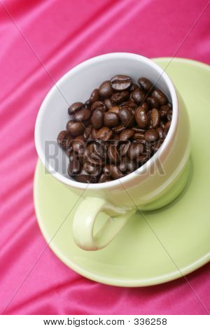Koffiekopje met koffiebonen